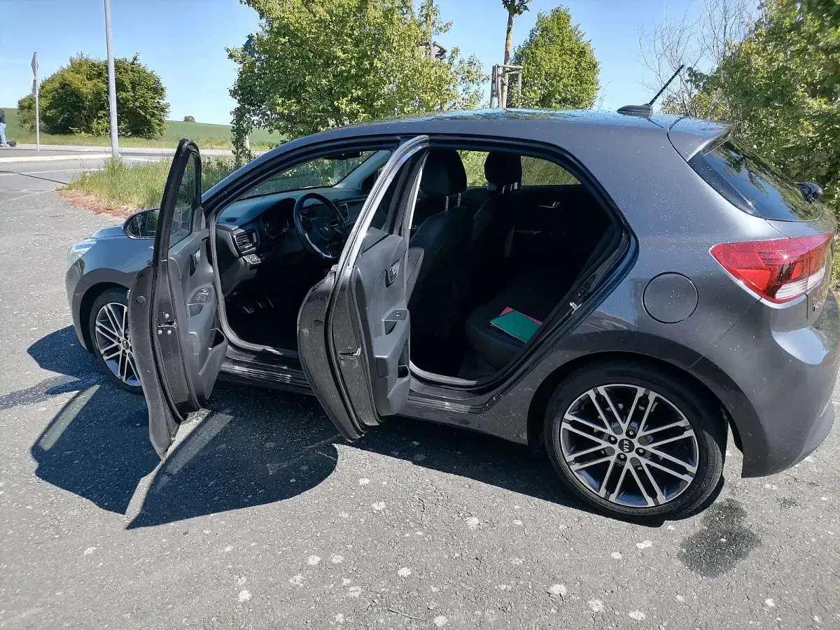 Gebraucht Kia Rio 120 PS (88 kW) 2017 Grau Kleinwagen