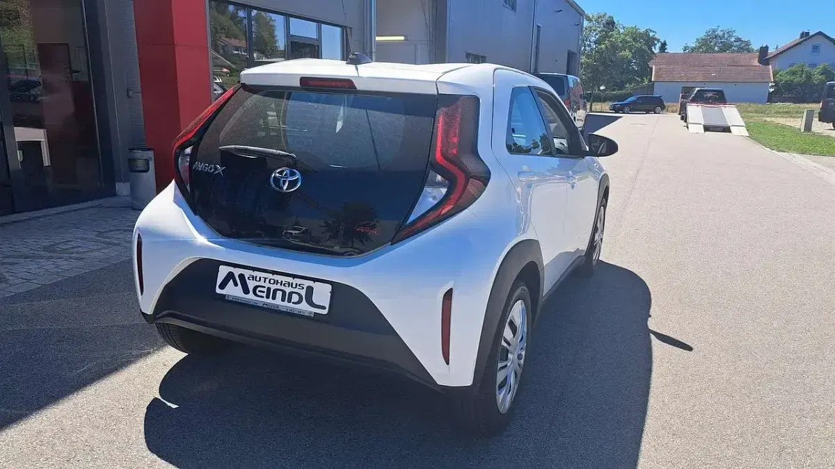 Gebraucht Toyota Aygo X X-play 72 PS (52 kW) 2023 Super white SUV