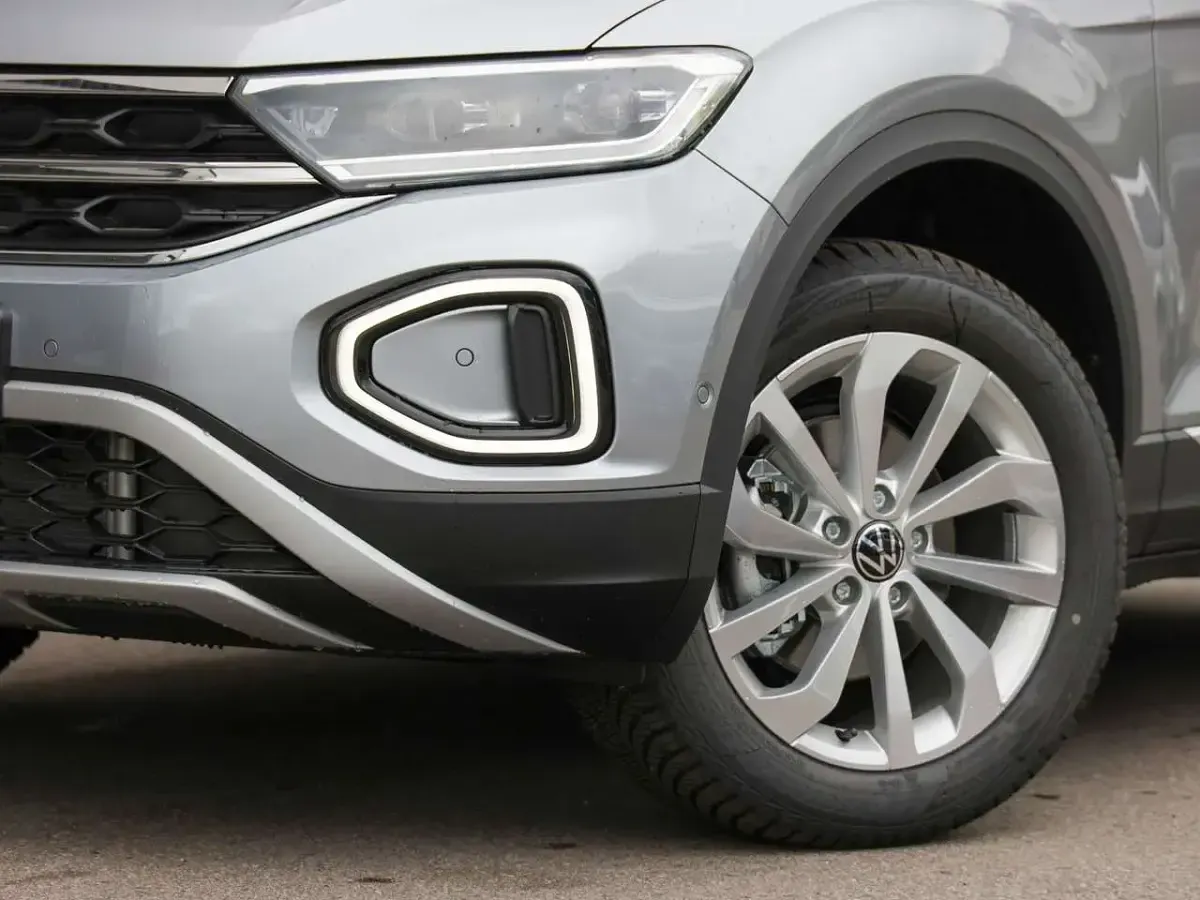 Gebraucht VW T-Roc IQ Drive 150 PS (110 kW) 2025 Silber SUV