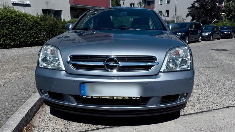 Grau Gebraucht 2004 Opel Vectra Limousine | 4.750 € - Bild 1/4