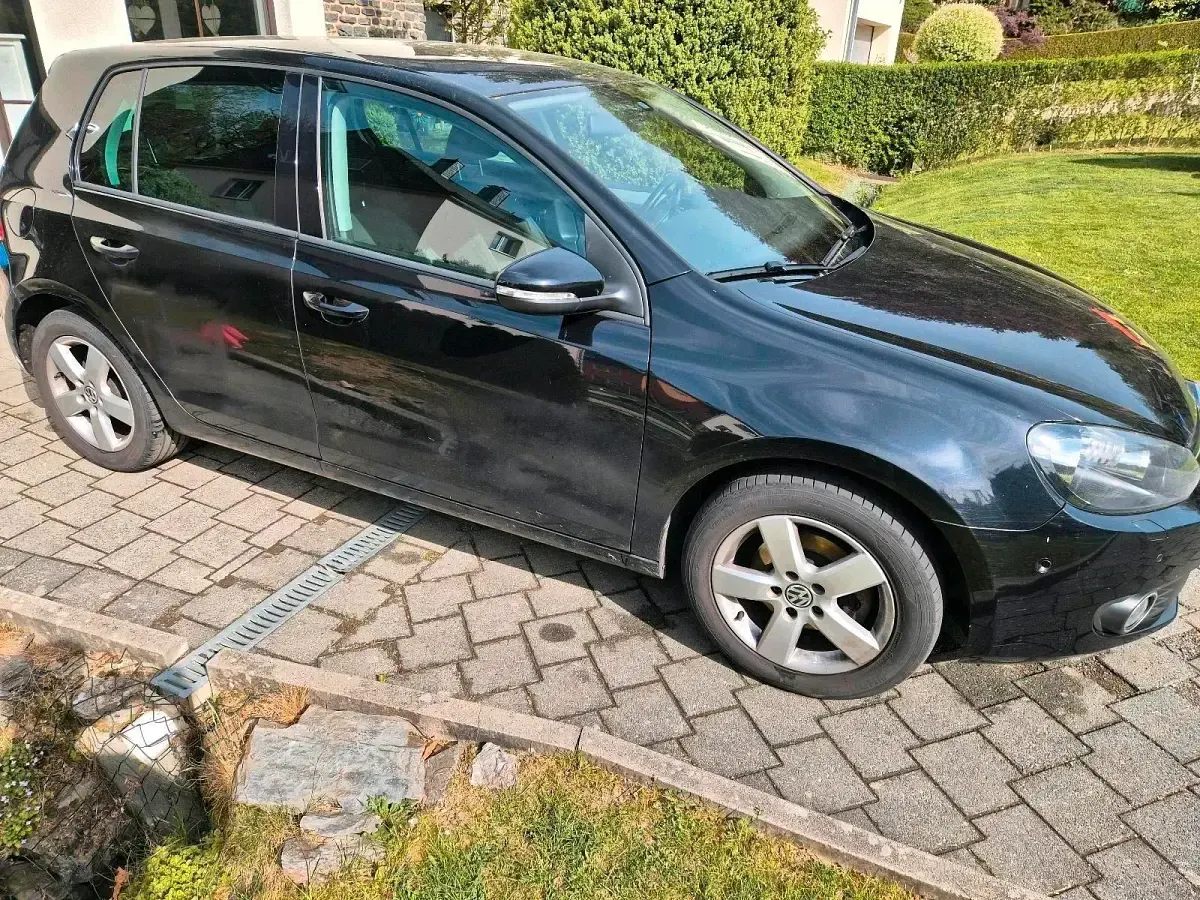 Gebraucht VW Golf VI Team 105 PS (77 kW) 2011 Schwarz Kleinwagen