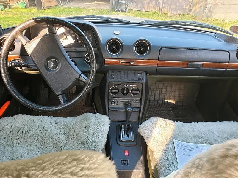 Gebraucht Mercedes E230 136 PS (100 kW) 1984 Beige Limousine
