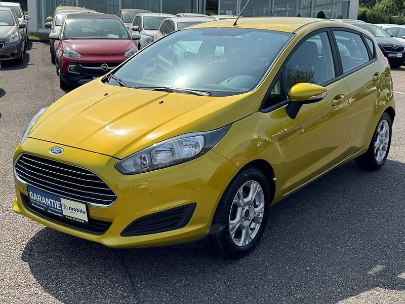 Gelb Gebraucht 2015 Ford Fiesta Trend Kleinwagen | 6.899 € (Fairer Preis) - Bild 1/4
