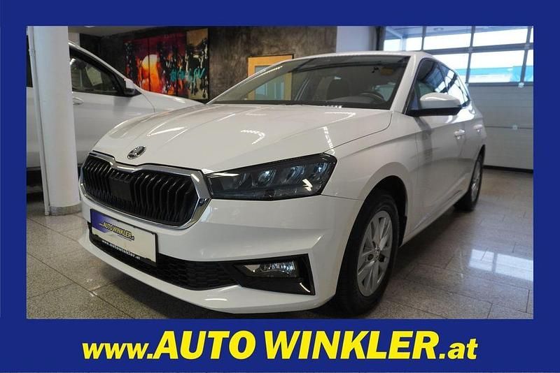 Weiß Gebraucht 2022 Skoda Fabia Ambition Limousine | 10.880 € (Superpreis) - Bild 1/4