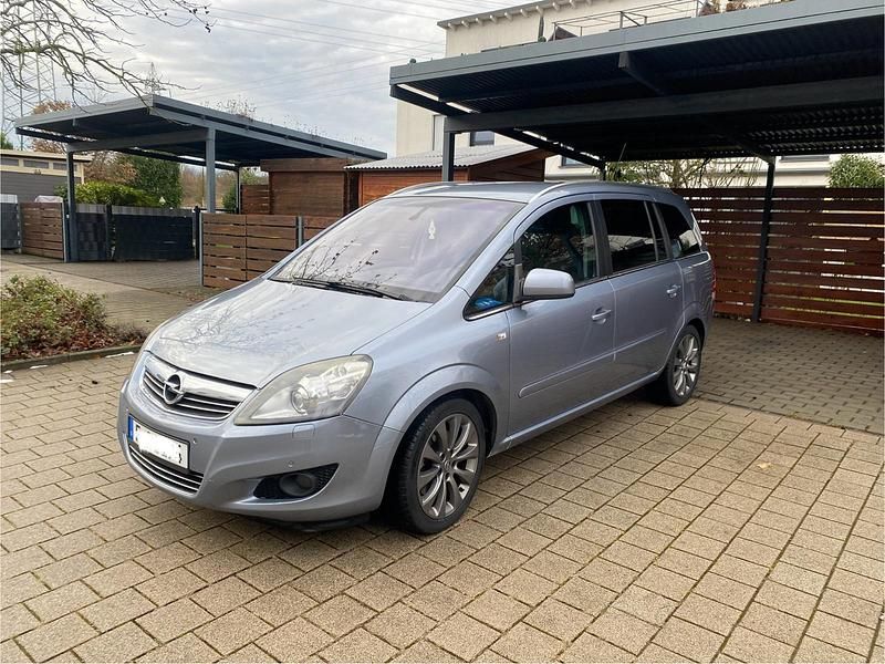 Silber Gebraucht 2011 Opel Zafira Design Edition Van / Kleinbus | 3.799 € (Fairer Preis) - Bild 1/4