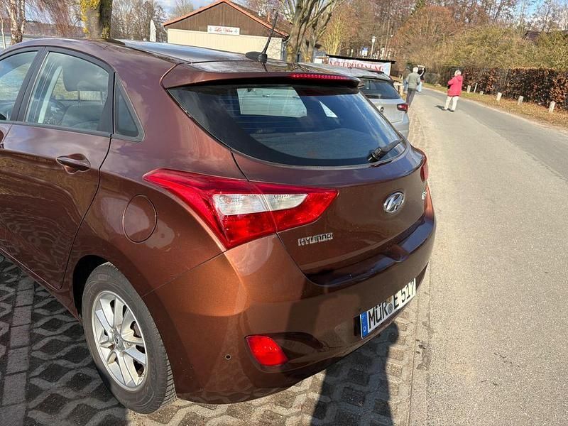 Gebraucht Hyundai i30 Trend 135 PS (99 kW) 2014 Braun Limousine