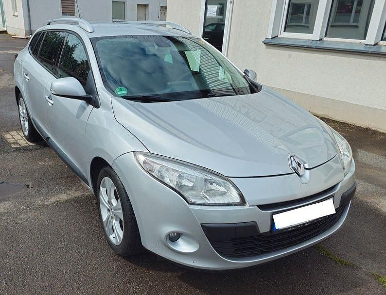 Silber Gebraucht 2011 Renault Mégane III Dynamique Limousine | 3.890 € (Guter Preis) - Bild 1/4