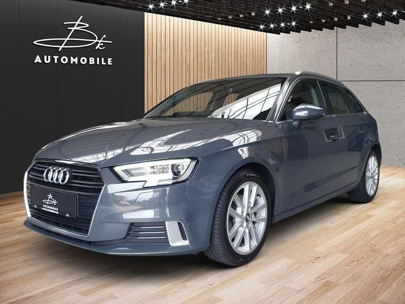 Grau Gebraucht 2019 Audi A3 Sportback Sport Limousine | 19.450 € (Guter Preis) - Bild 1/4