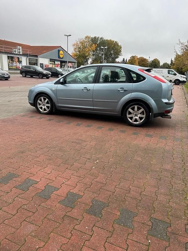 Blau Gebraucht 2005 Ford Focus Kleinwagen | 1.550 € (Superpreis) - Bild 1/4