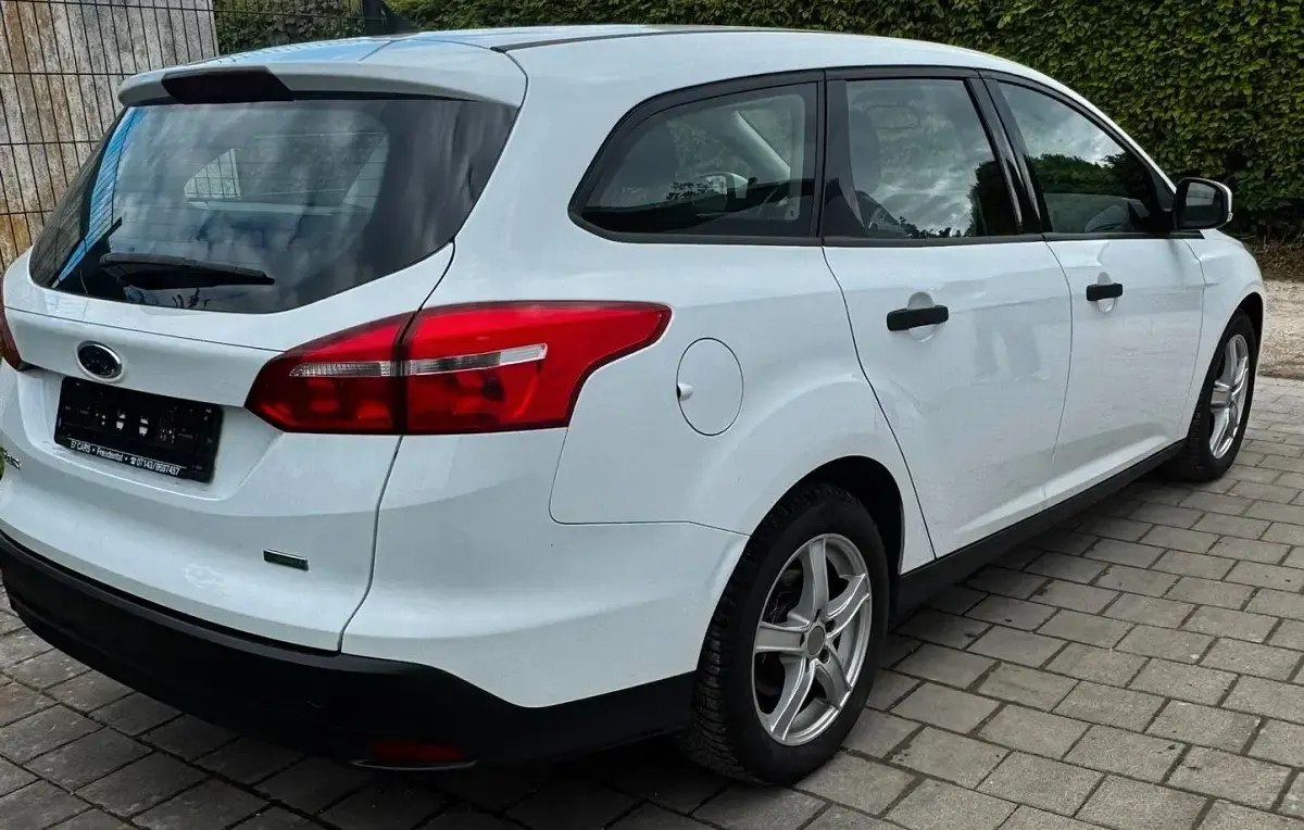 Gebraucht Ford Focus 101 PS (74 kW) 2016 Weiß Kombi