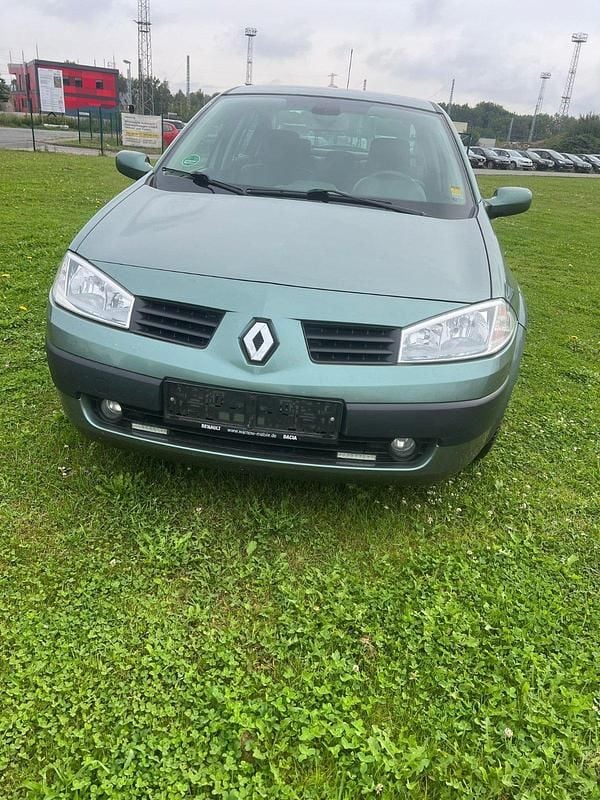 Grün Gebraucht 2005 Renault Mégane II Limousine | 2.800 € (Fairer Preis) - Bild 1/4