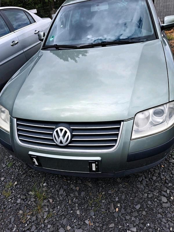 Grün Gebraucht 2003 VW Passat Limousine | 500 € (Superpreis) - Bild 1/4