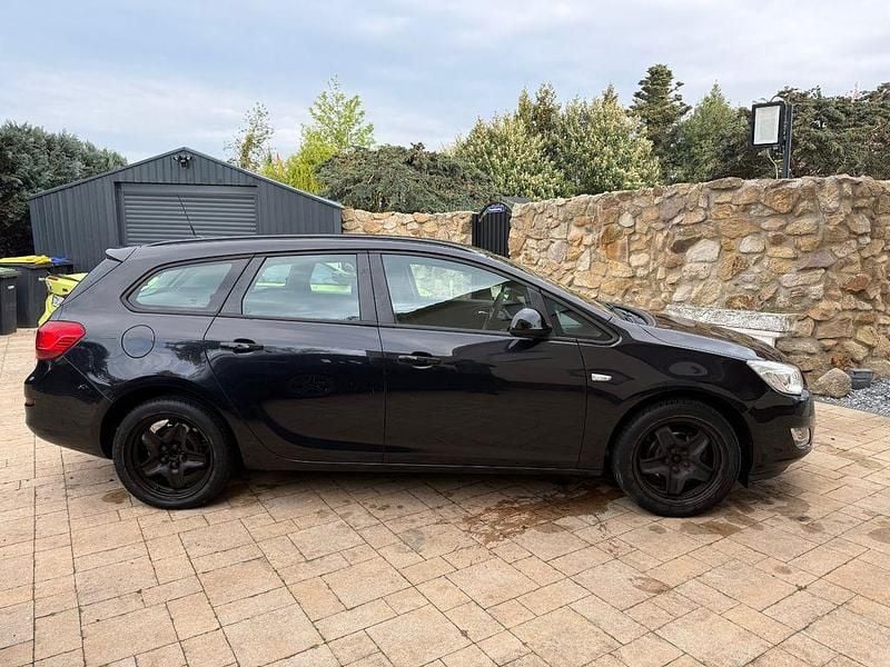 Gebraucht Opel Astra Edition 116 PS (85 kW) 2011 Schwarz Kombi