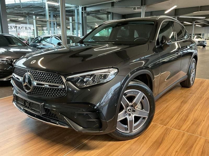 Grau Gebraucht 2024 Mercedes GLC220 AMG line SUV | 55.980 € (Fairer Preis) - Bild 1/4
