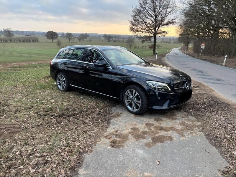 Schwarz Gebraucht 2019 Mercedes C300e Kombi | 16.500 € (Guter Preis) - Bild 1/4