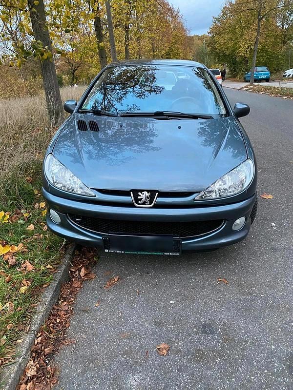 Grau Gebraucht 2006 Peugeot 206 Kleinwagen | 1.450 € (Fairer Preis) - Bild 1/4