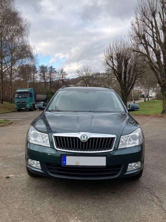Grün Gebraucht 2013 Skoda Octavia Ambition Kombi | 6.500 € (Fairer Preis) - Bild 1/4