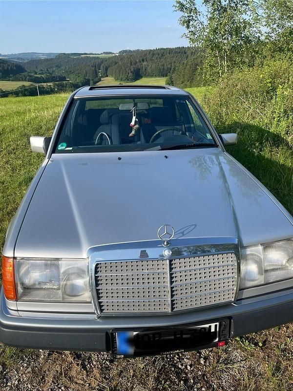 Second-hand Mercedes E230 131 CP (96 kW) 1991 Argintiu Berlinǎ