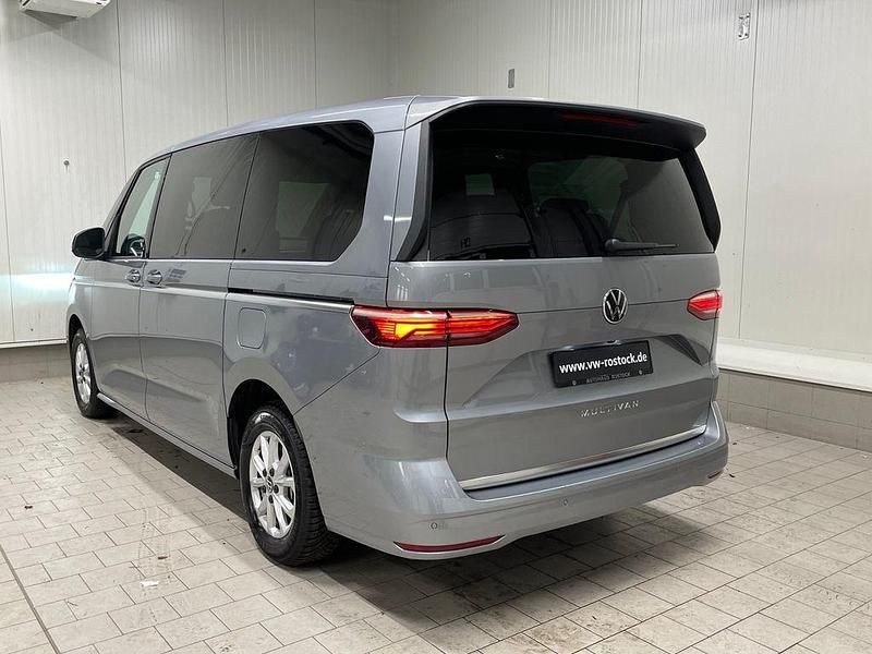 Gebraucht VW Multivan Style 150 PS (110 kW) 2024 Silber Van