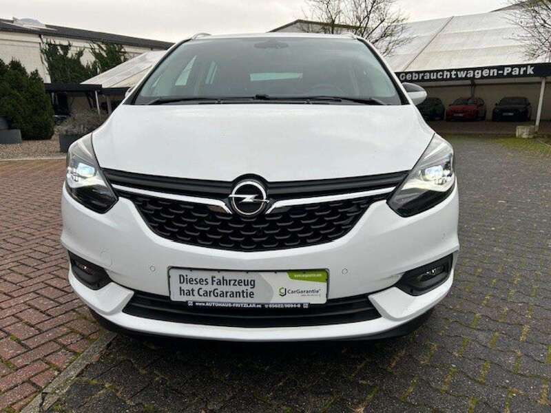 Schneeweiss Gebraucht 2017 Opel Zafira Innovation Van / Kleinbus | 17.990 € (Etwas zu teuer) - Bild 1/4