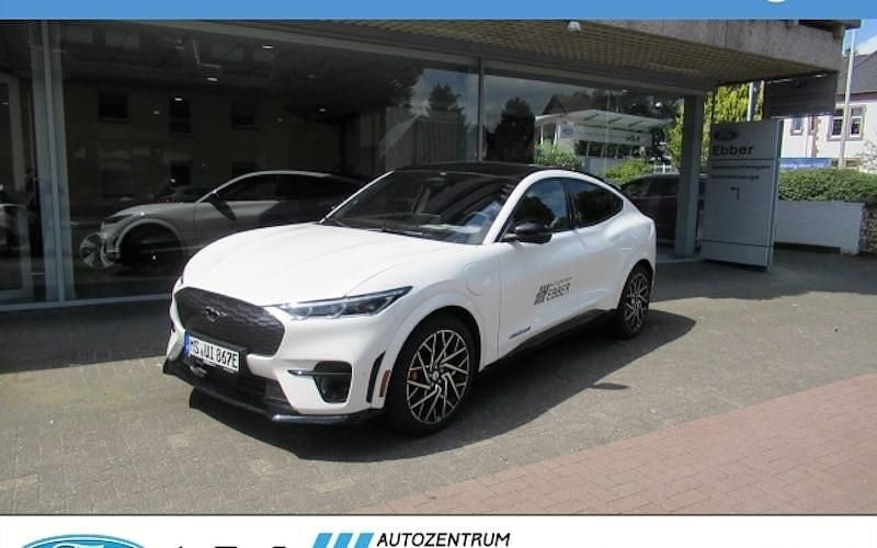 Weiß Gebraucht 2022 Ford Mustang Mach-E GT SUV | 43.981 € (Fairer Preis) - Bild 1/4