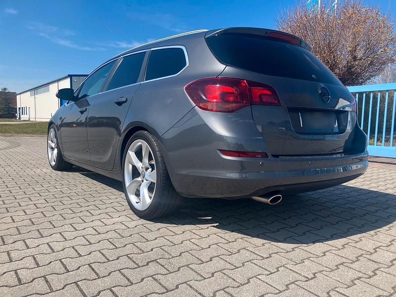 Gebraucht Opel Astra 180 PS (132 kW) 2012 Grau Kombi