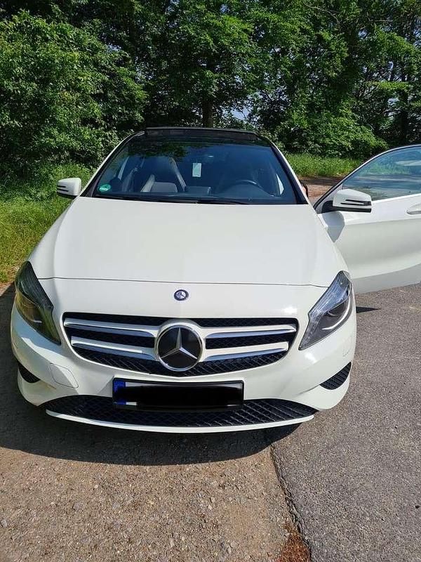 Weiß Gebraucht 2013 Mercedes A180 Edition Limousine | 8.500 € (Fairer Preis) - Bild 1/4