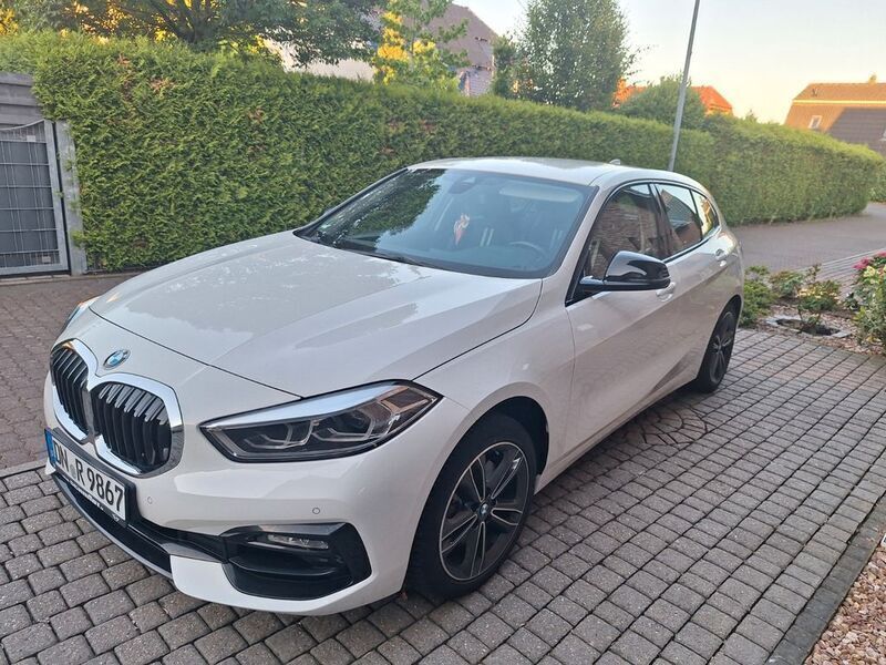 Weiß Gebraucht 2020 BMW 118 Sport Line Kleinwagen | 17.500 € (Guter Preis) - Bild 1/4