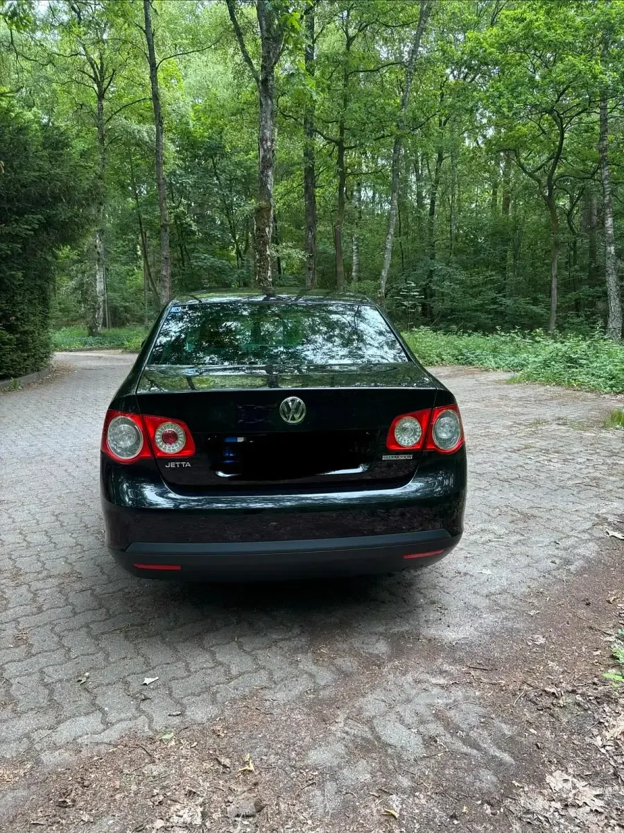 Gebraucht VW Jetta 105 PS (77 kW) 2008 Schwarz Limousine