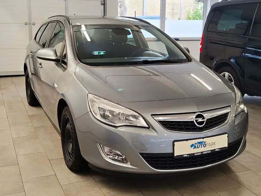 Gebraucht Opel Astra Design Edition 110 PS (80 kW) 2011 Silber Kombi