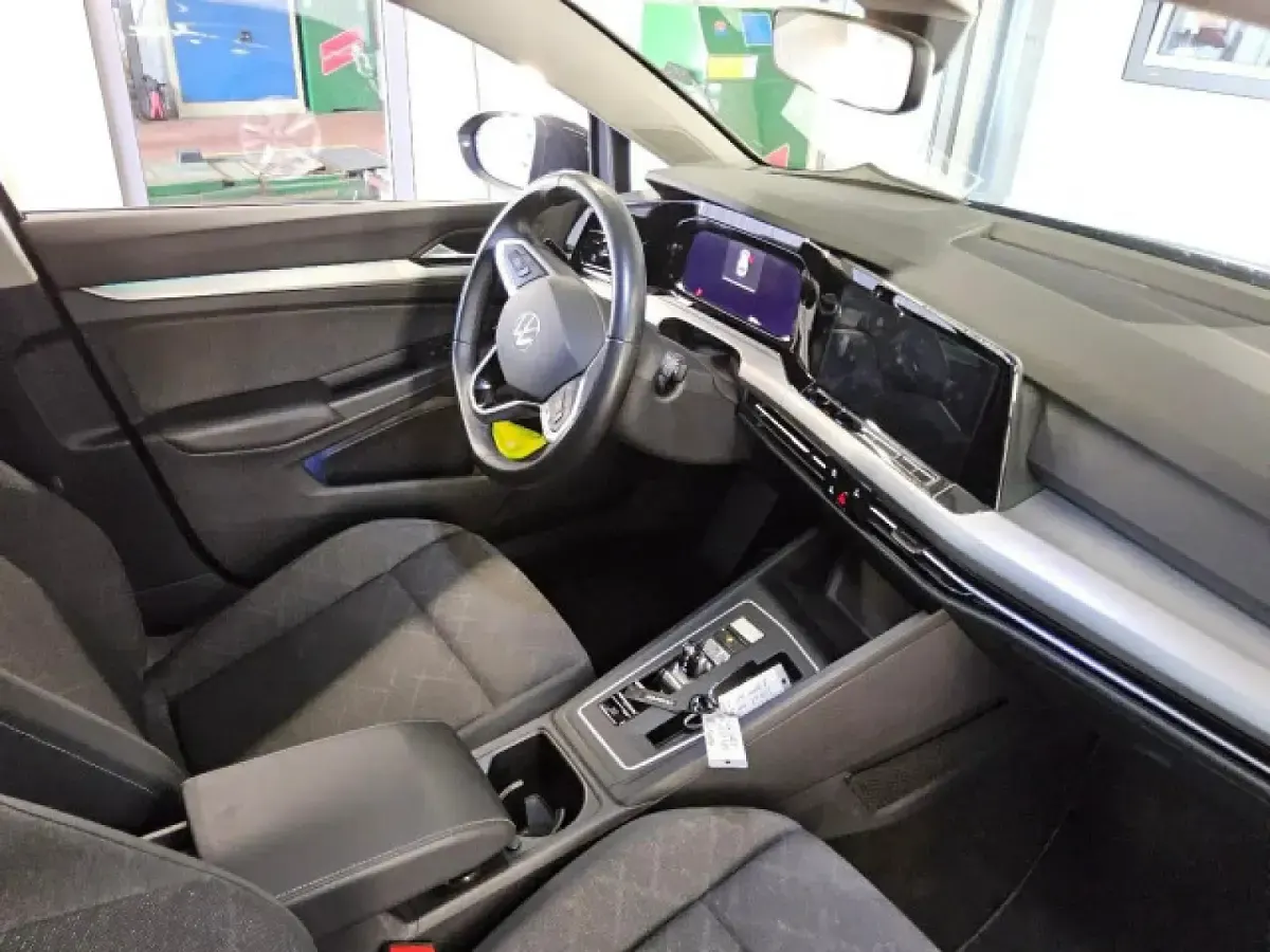 Gebraucht VW Golf VIII Life 150 PS (110 kW) 2023 Uranograu Kombi