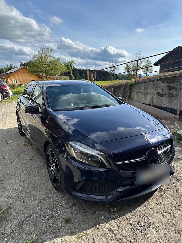 Blau Gebraucht 2017 Mercedes A200 AMG Kleinwagen | 17.500 € (Fairer Preis) - Bild 1/4