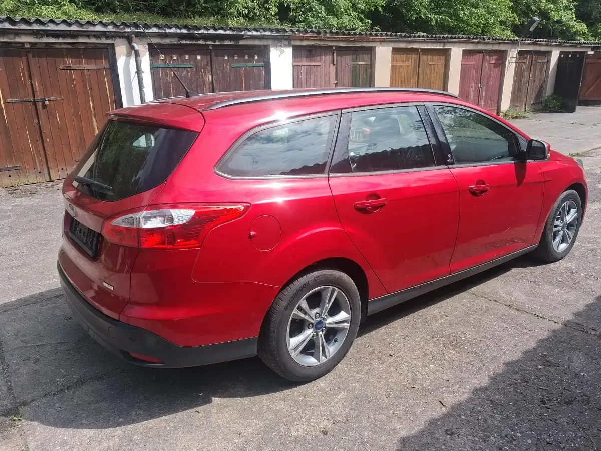 Gebraucht Ford Focus 101 PS (74 kW) 2013 Rot Limousine