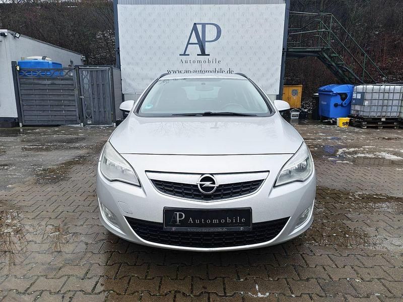 Używany Opel Astra Design Edition 110 KM (80 kW) 2011 Srebrny Kombi