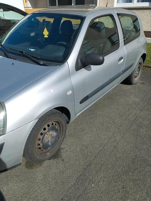 Gebraucht Renault Clio II 94 PS (69 kW) 2005 Silber Kleinwagen