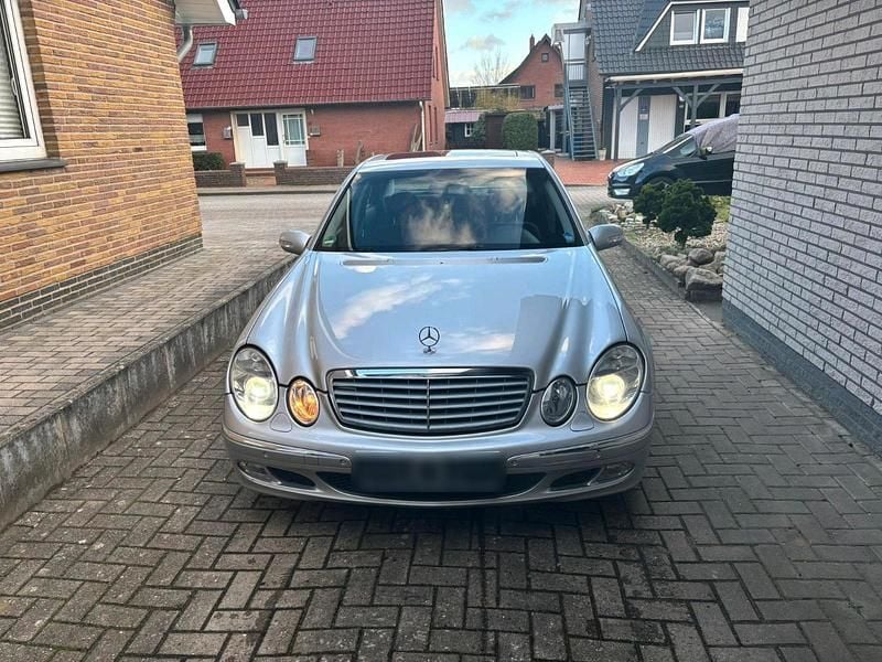 Second-hand Mercedes E220 150 CP (110 kW) 2002 Argintiu Berlinǎ
