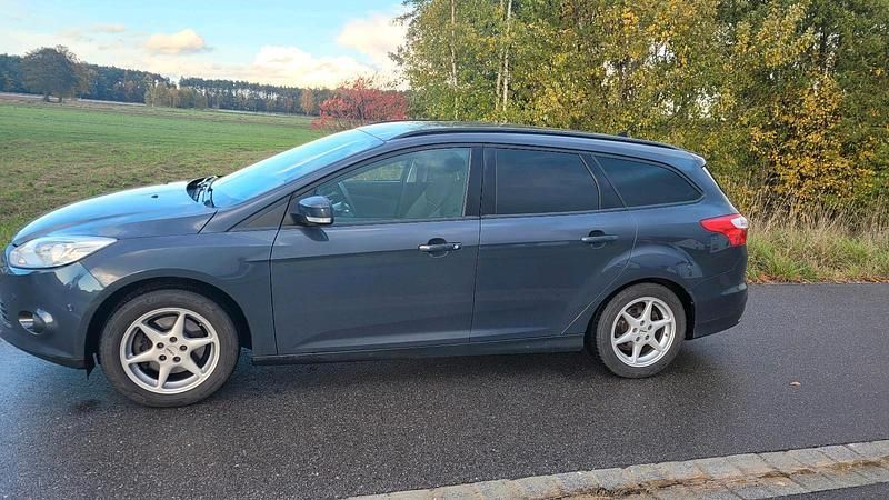 Andere farben Gebraucht 2011 Ford Focus Kombi | 3.900 € (Superpreis) - Bild 1/4