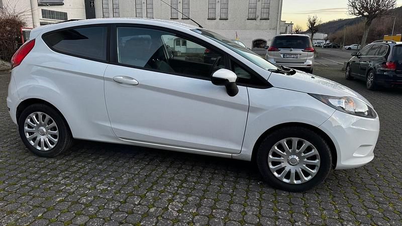 Weiß Gebraucht 2010 Ford Fiesta Kleinwagen | 3.600 € - Bild 1/4
