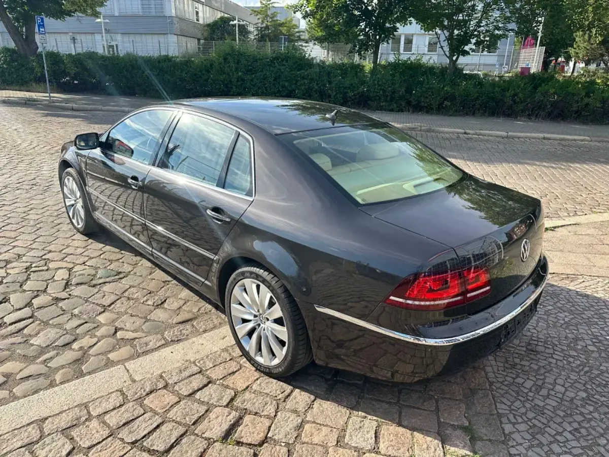 Gebraucht VW Phaeton 239 PS (175 kW) 2014 Braun Limousine