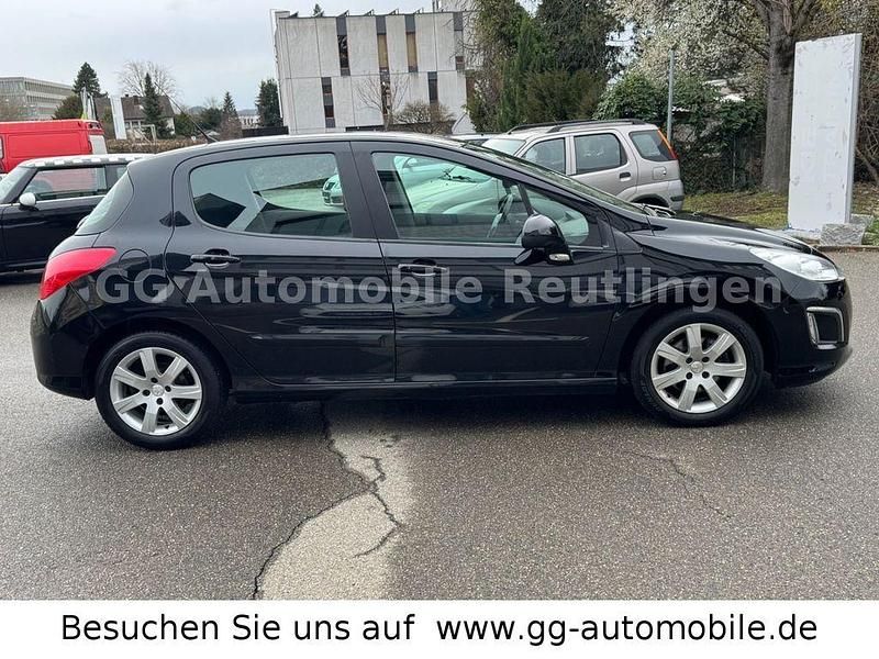 Gebraucht Peugeot 308 Active 120 PS (88 kW) 2012 Schwarz Limousine