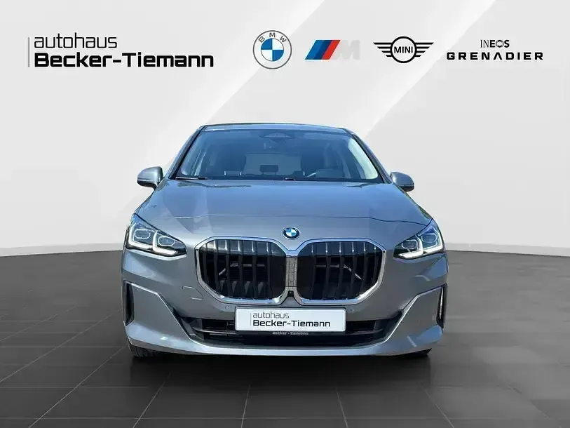 Gebraucht BMW 220 Active Tourer Sport Line 156 PS (114 kW) 2023 Skyscraper grau Van / Kleinbus