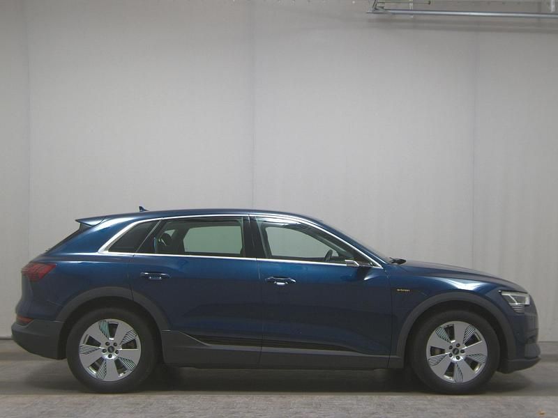 Galaxisblau metallic Gebraucht 2021 Audi e-tron Basis SUV | 23.480 € (Fairer Preis) - Bild 1/4