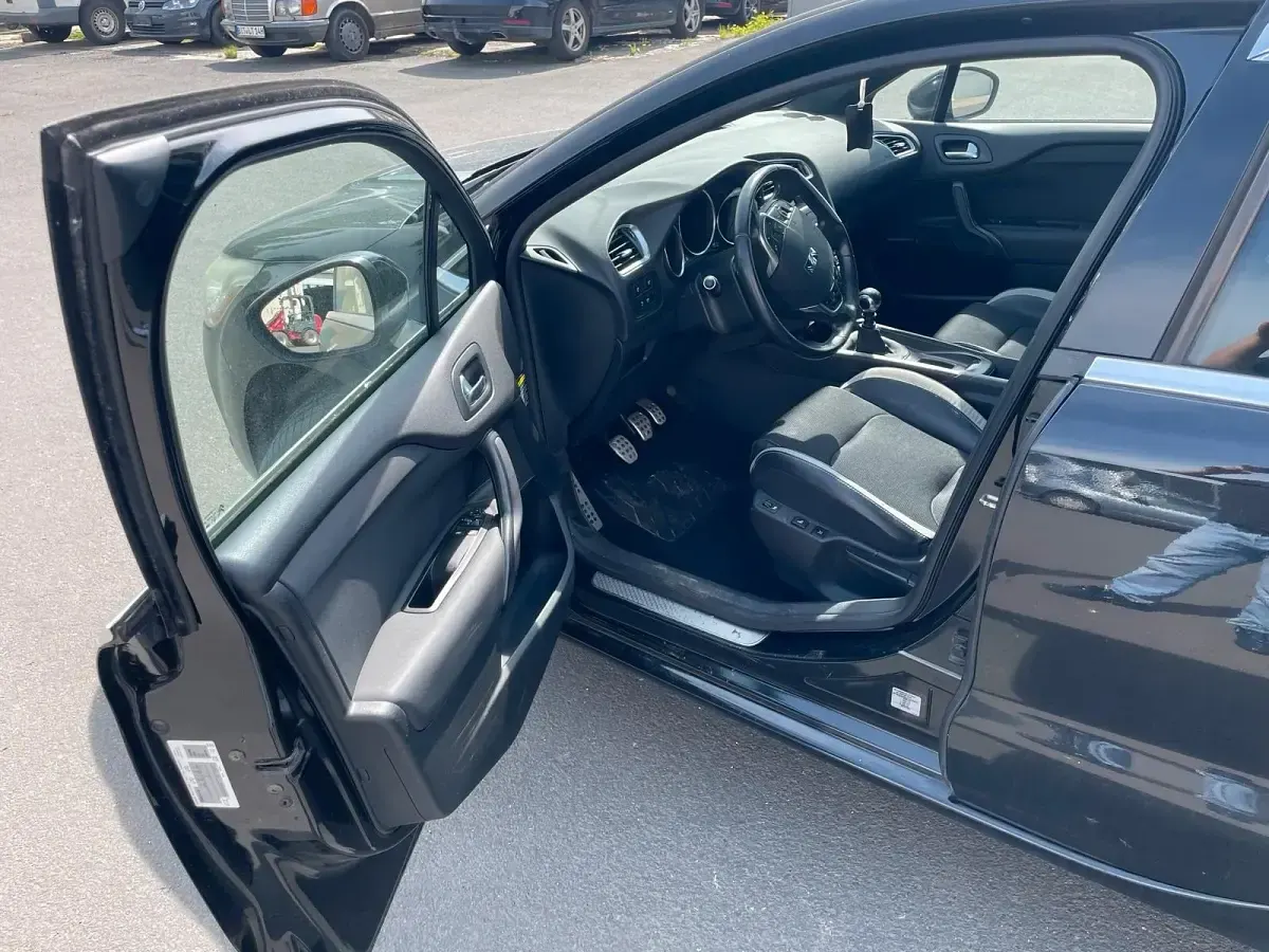 Gebraucht Citroën DS4 111 PS (81 kW) 2012 Schwarz Kleinwagen