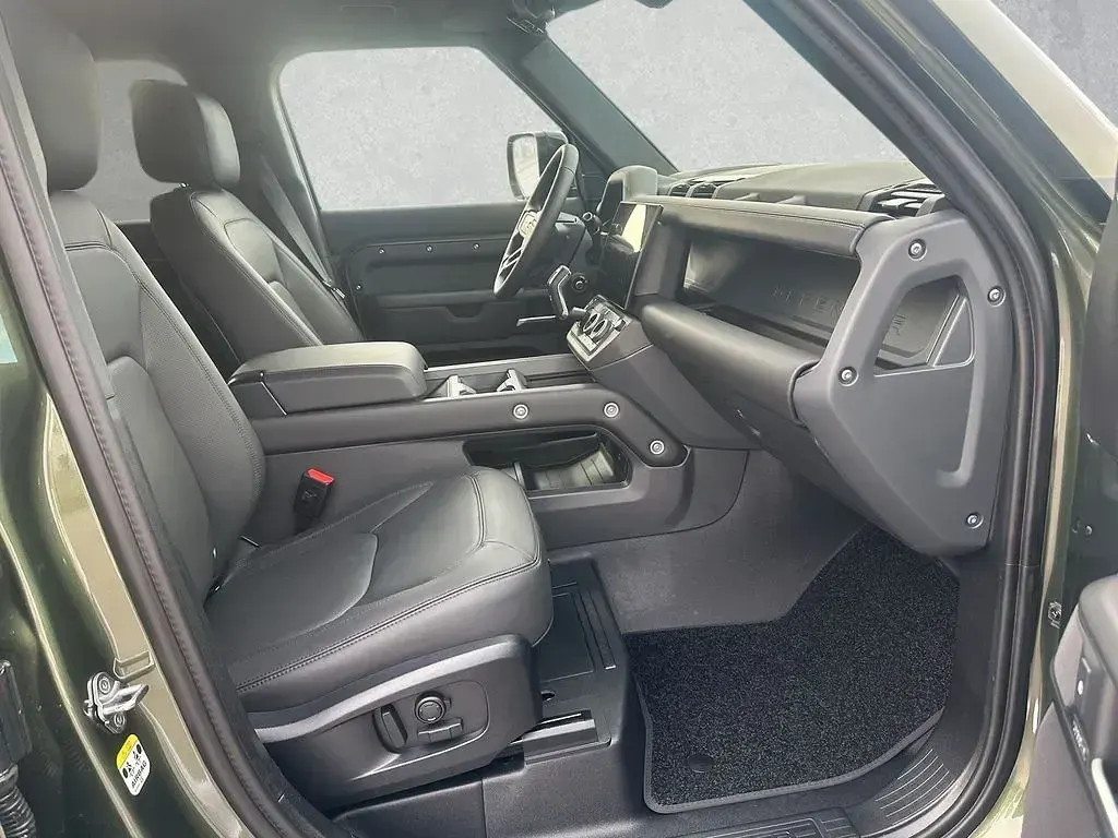 Gebraucht Land Rover Defender HSE Dynamic 349 PS (256 kW) 2026 Woolstone green SUV