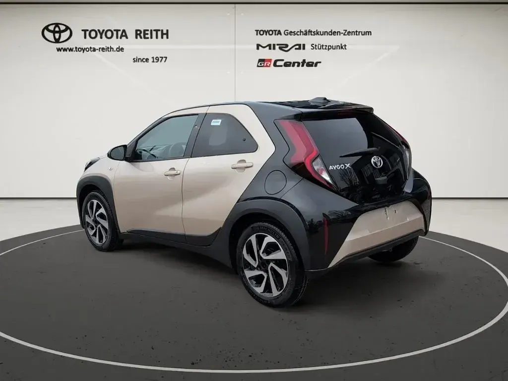 Neu Toyota Aygo X 72 PS (52 kW) 2025 Ginger beige (4u9)/ black mica SUV