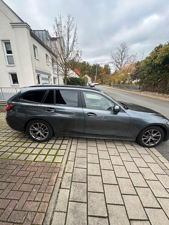 Grau Gebraucht 2020 BMW 318 Advantage Kombi | 16.600 € (Etwas zu teuer) - Bild 1/4