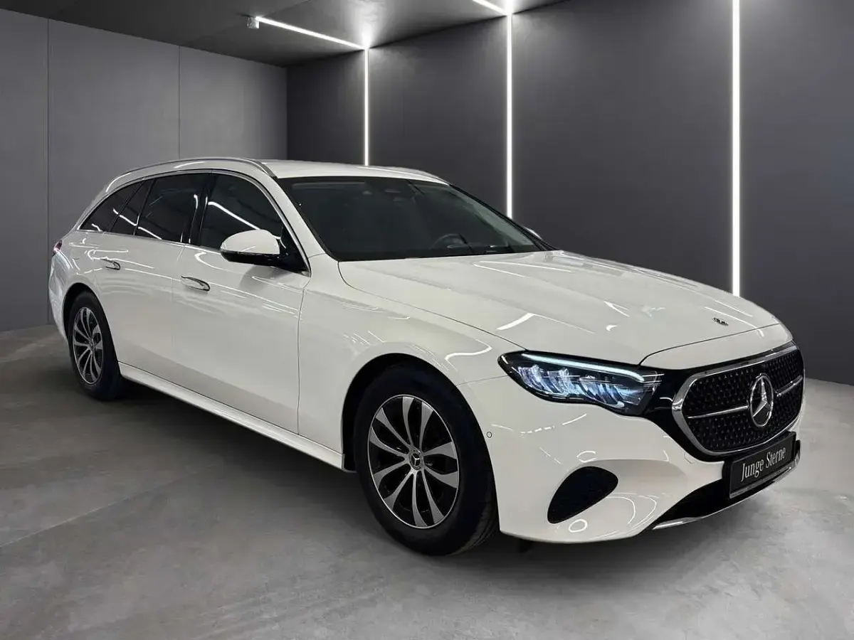 Gebraucht Mercedes E220 Avantgarde 197 PS (144 kW) 2025 Weiß Limousine