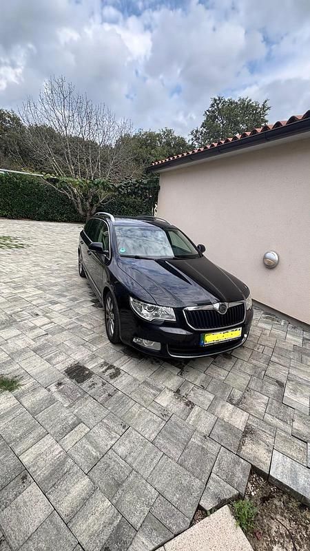 Braun Gebraucht 2013 Skoda Superb Kombi | 7.700 € (Guter Preis) - Bild 1/4