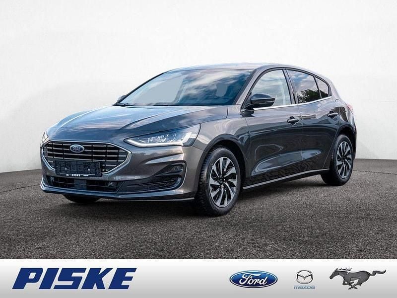 Magnetic grau Gebraucht 2024 Ford Focus Titanium Limousine | 24.300 € (Fairer Preis) - Bild 1/4
