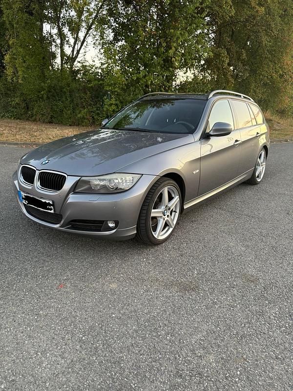 Grau Gebraucht 2009 BMW 320 Kombi | 8.000 € - Bild 1/4